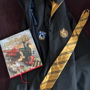 2 HARRY POTTER CLOAKS, TIE AND BOOK